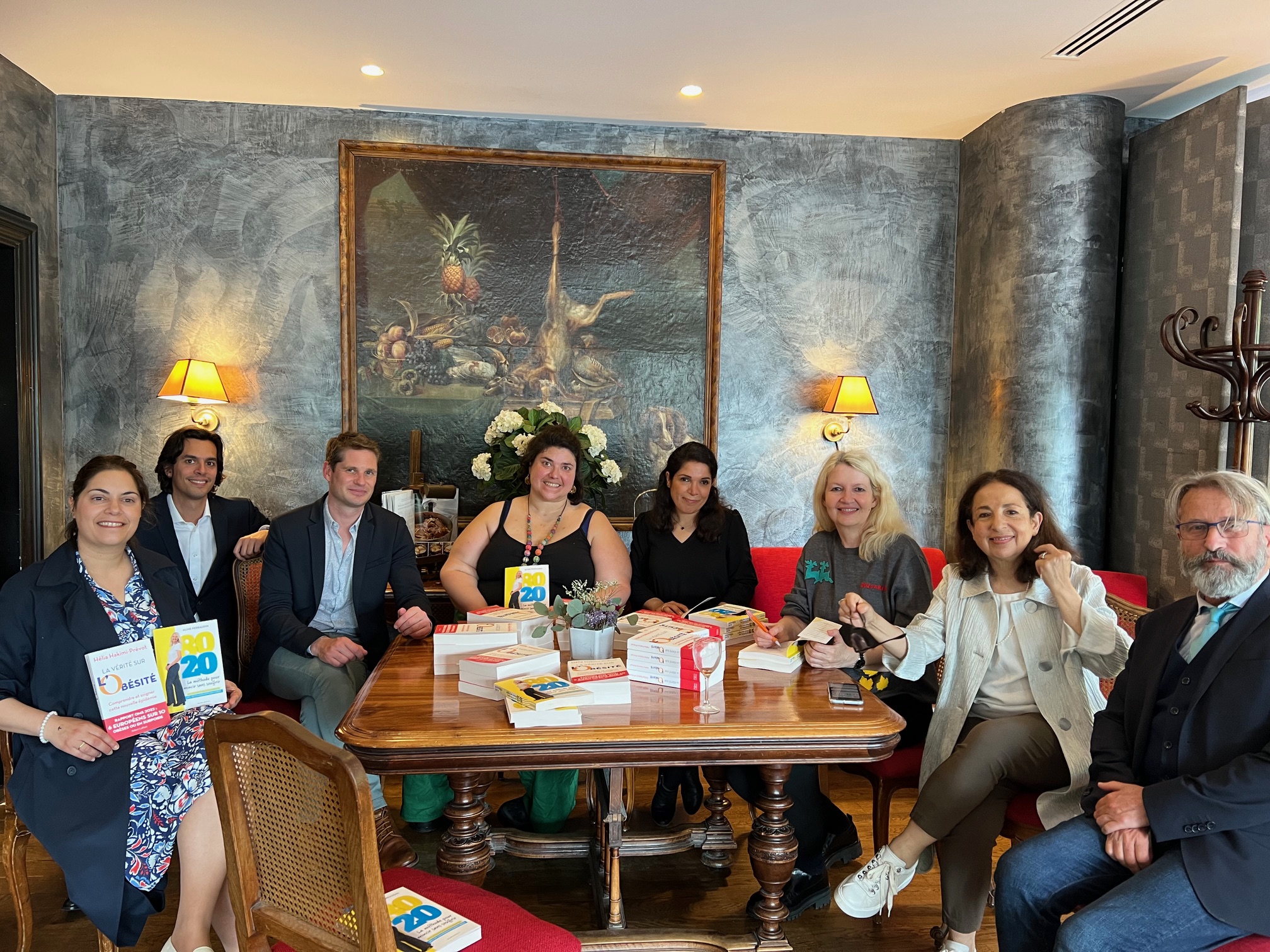 Un groupe réuni autour d’une publication des Acteurs de la Prévention